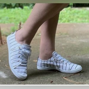 Tommy Bahama slip on sneakers size 6.5